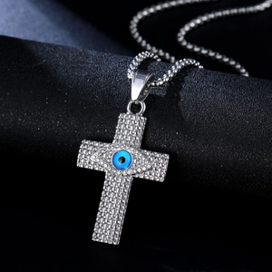 Collier croix en argent avec œil bleu et pierres blanches sur fond noir