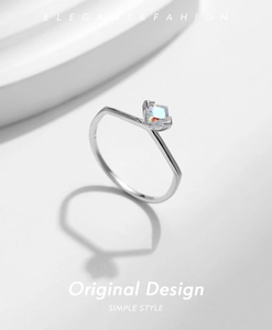 Vue macro de la bague en argent S925 avec un zircon carré coloré sur fond blanc