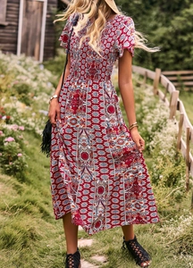 Détail de la taille élastique d'une robe rouge à imprimé ethnique avec des manches courtes