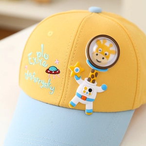 Cappellino da baseball per neonati giallo e blu con giraffa astronauta e ricami spaziali colorati