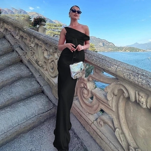 Robe longue élégante en satin noir à une épaule avec coupe ajustée et style de vacances chic