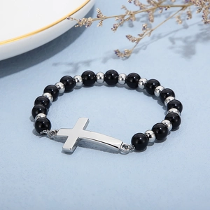 Bracelet religieux perles noires et pendentif grande croix argentée sur fond bleu
