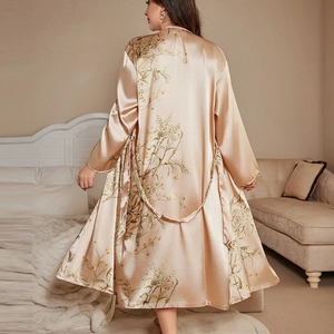 Eleganter Satin Bademantel für Damen in Champagner mit Blumenmuster und Seidenglanz