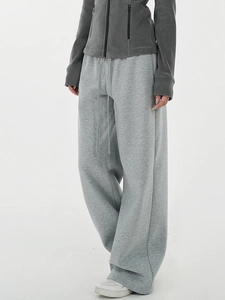 Détail du pantalon de jogging gris avec cordon de serrage et texture en tricot