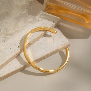 Bracelet manchette minimaliste en acier doré 18 carats avec finition martelée texturée