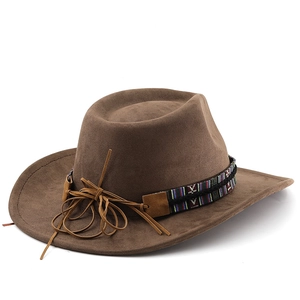 Détail d'un chapeau de cowboy marron avec bande tissée bohème et lien décoratif