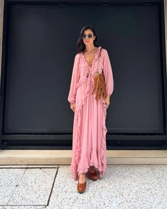 Detaillierte Nahaufnahme des Lagen-Volant-Designs an einem rosa Chiffon-Maxikleid