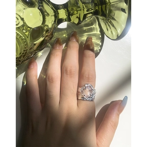 S925 Sterling Silber Ring mit unregelmäßiger Textur und großem Kristall an der Hand