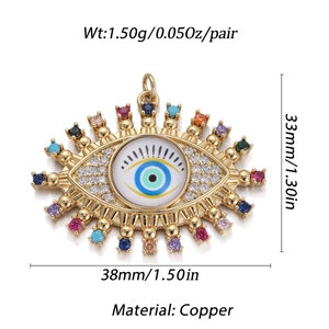 Detailansicht des Evil Eye Kupferanhängers mit Maßen 38mm x 33mm und bunten Zirkoniasteinen