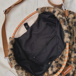 Vue détaillée de l'intérieur du sac en peluche léopard avec bouton magnétique
