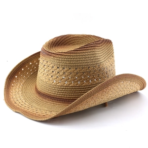 Détail d'un chapeau de cowboy en paille avec texture évidée et dégradé de couleur marron