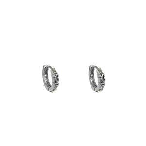 Vue macro de la boucle d'oreille argentée avec design 520 et zircons blancs