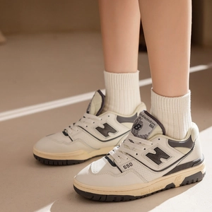 Sneakers Aimé Leon Dore x New Balance 550 in pelle crema indossate da un modello
