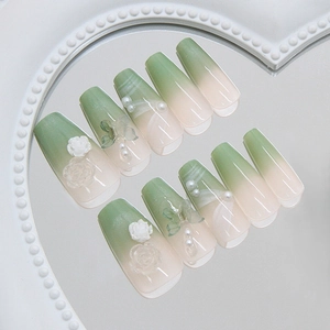 Faux ongles œil de chat dégradé avec fleurs 3D, perles et détails de papillon