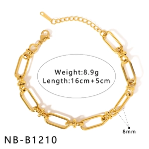 Vista de detalle de la pulsera de cadena con corazón de acero dorado y medida de 16+5 cm