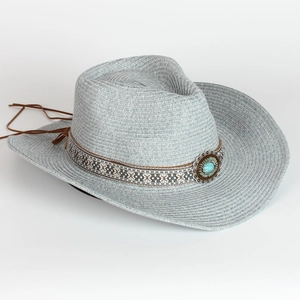 Dettaglio della pietra turchese e fascia etnica su un cappello da cowboy blu chiaro