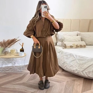 Ensemble marron deux pièces pour femme avec chemise zippée et jupe longue plissée tendance