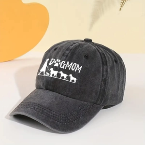 Détail d'une casquette en denim anthracite avec sérigraphie blanche DOG MOM