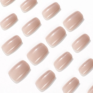 Uñas postizas rosa nude perlado con purpurina plateada fina en forma redonda y corta