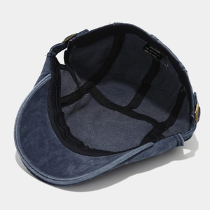 Détail de l'étiquette en coton et boucle en laiton sur la casquette rétro en jean délavé