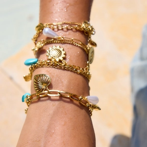 Bracelets multicouches en acier doré 18K avec perles et turquoise sur le bras