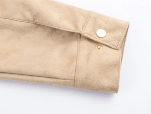 Détail de la manchette de veste en suédine kaki avec bouton-pression en métal doré