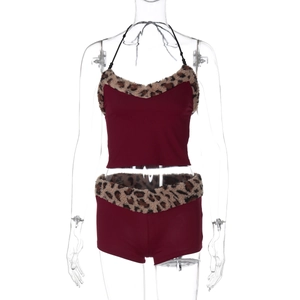 Détail de l'ensemble haut et short bordeaux avec bordures en fausse fourrure léopard