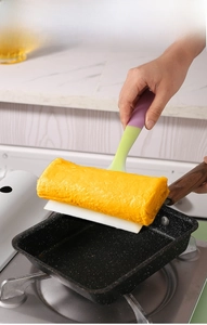 Spatule en silicone pour retourner des omelettes dans une poêle carrée