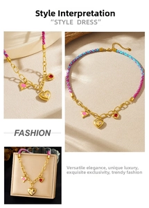 Détail du collier en corde tressée rose et bleue avec chaînes dorées et pendentifs en cœur