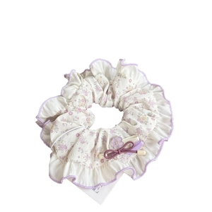 Florales Haargummi mit lila Rüschen und Schleifen-Ornament für süßes Haarstyling