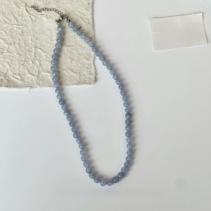 Détail du collier de perles bleu clair avec chaîne d'extension en argent et fermoir homard