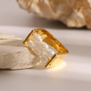 Dettaglio anello placcato oro 18k con doppia fila di eleganti perle bianche