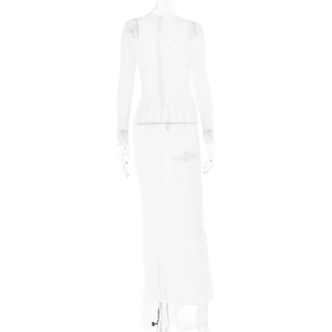 Détail de la robe longue en maille blanche semi-transparente à manches longues et col rond