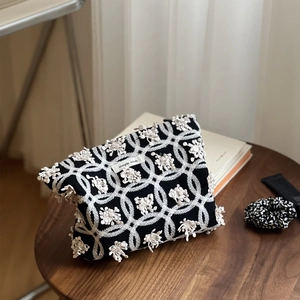 Trousse à maquillage élégante en toile noire avec broderie florale 3D blanche raffinée