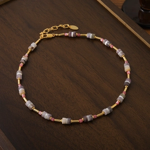 Collana boho colorata in pietra naturale e conchiglia con accenti dorati su legno