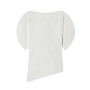 Détail d'un haut blanc à manches bouffantes et ourlet asymétrique