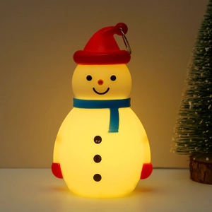 Gros plan d'une veilleuse bonhomme de neige lumineuse avec chapeau rouge pour décoration