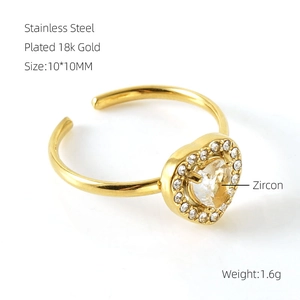 Dettaglio macro dell'anello a cuore placcato oro 18K con zircone su sfondo bianco