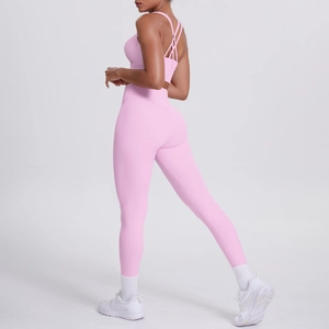 Détail de l'ensemble de yoga rose avec brassière croisée et legging taille haute