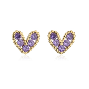 Dettaglio di orecchini a cuore placcati in oro con zirconi viola scintillanti