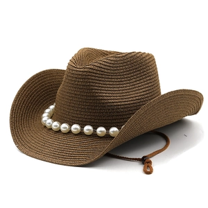 Detailansicht brauner Stroh-Cowboyhut mit weißen Perlenkette und verstellbarem Kinnband