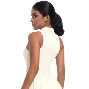 Vue arrière du débardeur de sport blanc crème avec col à revers et coupe ajustée extensible
