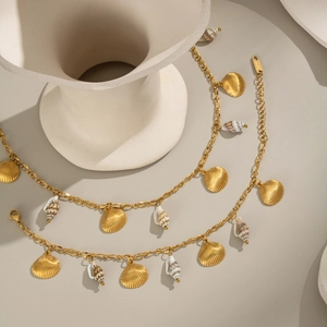 Détail du collier plaqué or 18 carats avec coquilles d'or et breloques en conque naturelle