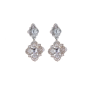 Boucles d'oreilles pendantes fleurs géométriques argentées avec zircons étincelants