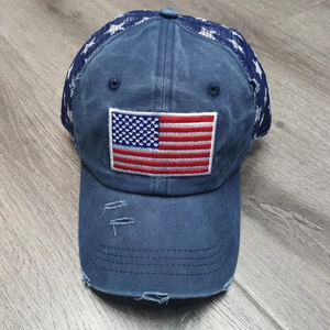 Detail der verwaschenen blauen Baseballkappe mit US-Flaggenstickerei und Sternen-Mesh-Gewebe