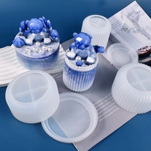 Detalle de moldes de silicona para botes de almacenamiento DIY con tapas de animales