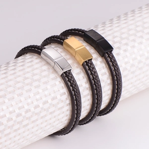 Tres pulseras para hombre de cuero trenzado con cierres metálicos en oro, plata y negro
