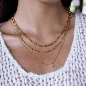 Collier à trois rangs en acier titane doré avec chaîne trombone et pendentif zircon