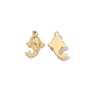 Détail macro du pendentif carpe koi dorée avec écailles fines et dos poli brillant