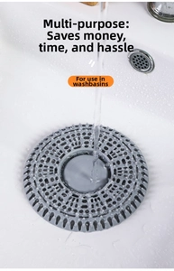 Vista macro del filtro per lavello in silicone grigio con fori di drenaggio nel lavabo